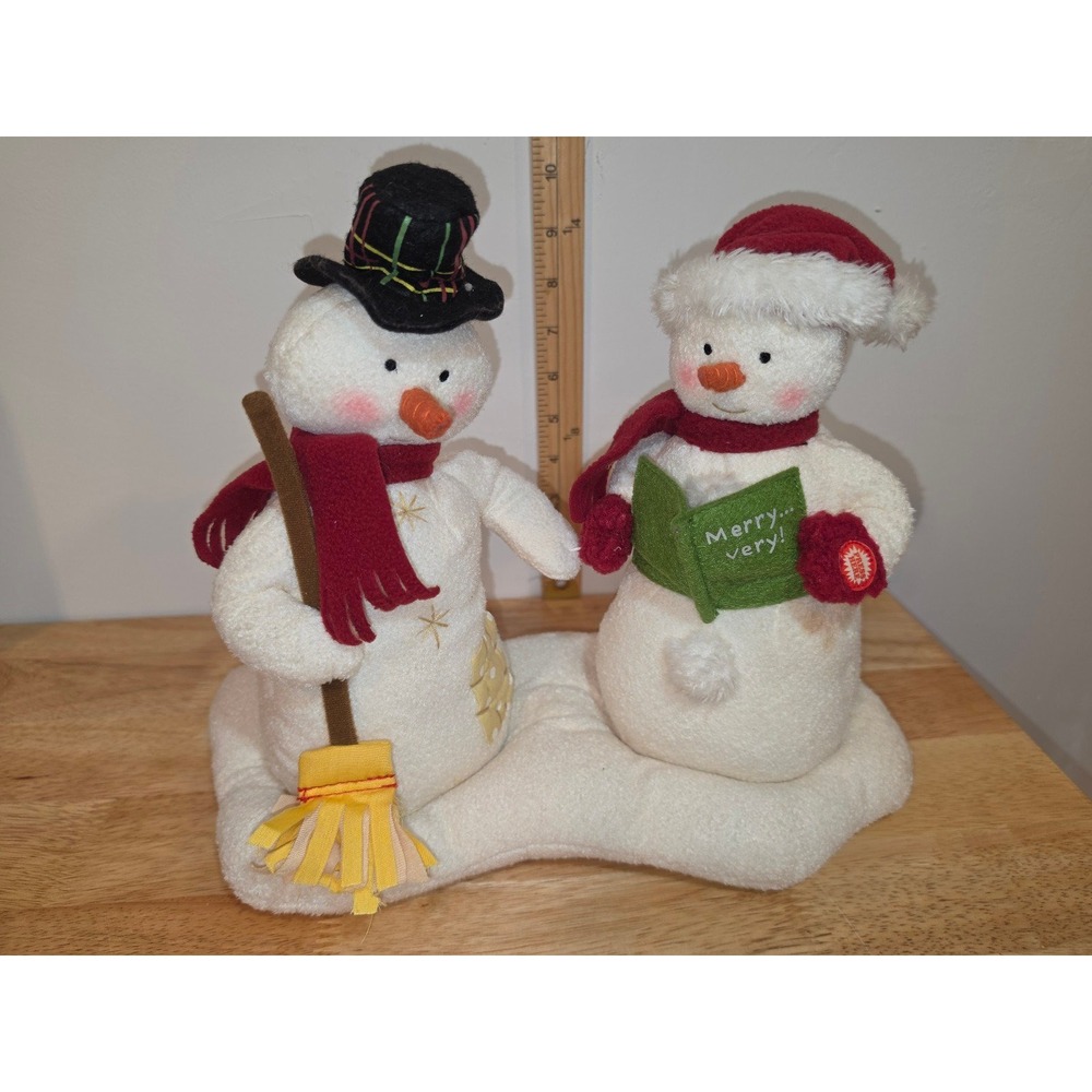 2003 Hallmark Jingle Pals Mr & Mrs Snowman is an animated, musical holiday table